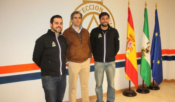 Israel Pérez, psicólogo, junto al delegado Antonio Arenas, y José Manuel Herrera, coordinador de Protección Civil.