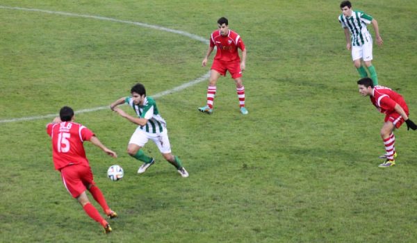 El conjunto blanco derrochó mucha intensidad y contuvo con éxito las acometidas del Antequera CF.