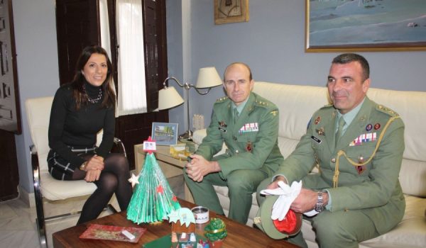 La alcaldesa de Ronda, María de la Paz Fernández, ha recibido a ambos cargos de La Legión.