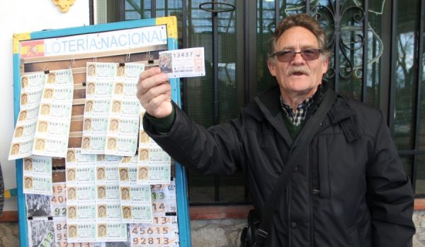 Salvador Melgar ha vendido en la calle Espinel entre 40 y 50 décimos del Gordo.