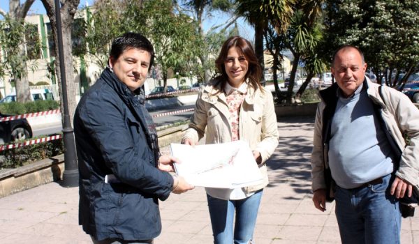 La alcaldesa, junto al Diputado Francisco Oblaré y el arquitecto municipal, Sebastián Naranjo.