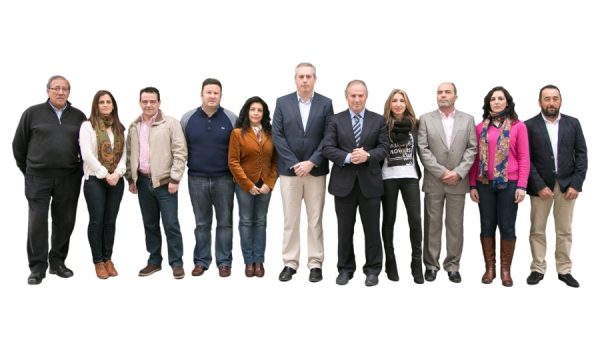 Marín Lara, flanqueado por varios de los candidatos de su lista electoral.