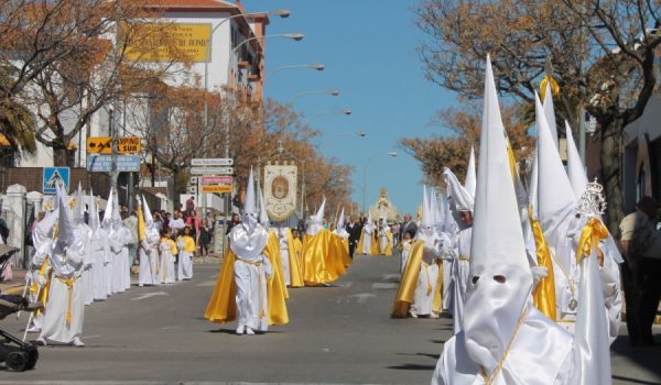 Nazarenos de fila de La Pollinica, en la bajada de calle Sevilla.