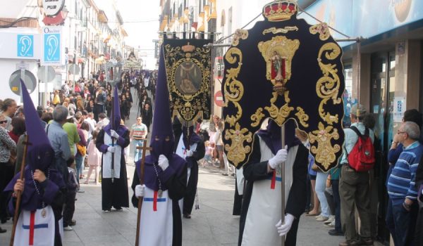 Unos 360 hermanos han participado en el desfile procesional.