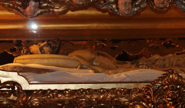 Imagen de la urna con Cristo Yacente.