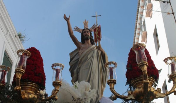 Cristo Resucitado por la calle Armiñán en busca de carrera oficial.