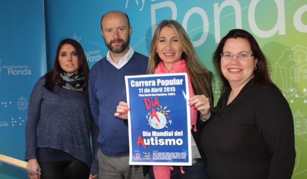 Representantes de la asociación, junto al concejal Ángel Vázquez.