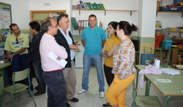 Fernando Corrales, delegado de Educación y Manuel López, delegado de Pedanías en su visita al colegio Hermanos Aguilera.