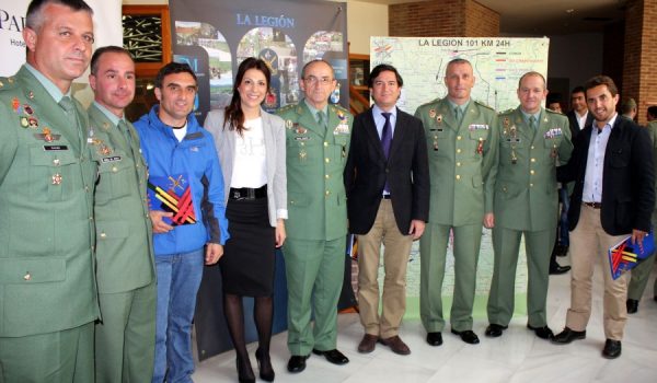 Representantes de los ayuntamientos de Ronda y Arriate y de la Diputación han acompañado a La Legión en la presentación.