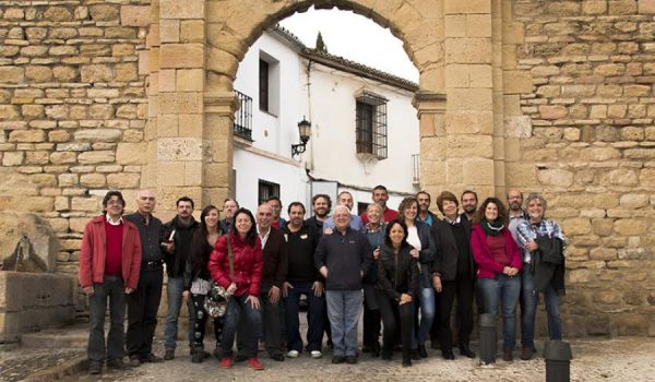 Los candidatos de esta nueva formación, posando ante las Murallas de la Almocábar.