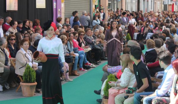 La tercera edición de la Pasarela Romántica ha contado con una importante muestra de trajes.
