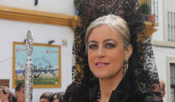 La presidenta de las Damas Goyescas, durante el desfile procesional de la Hermandad de Las Angustias.