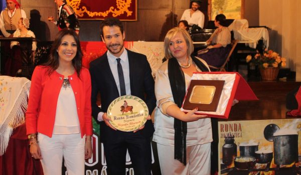El pregonero, flanqueado por la alcaldesa y la delegada de Turismo.