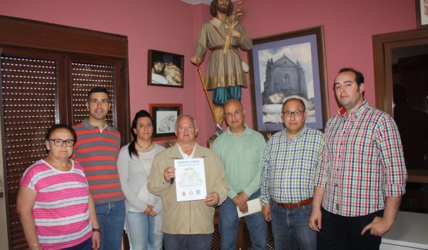 El Hermano Mayor, Antonio López, ha sido el encargado de recibir el reconocimiento junto a otros miembros de la junta.