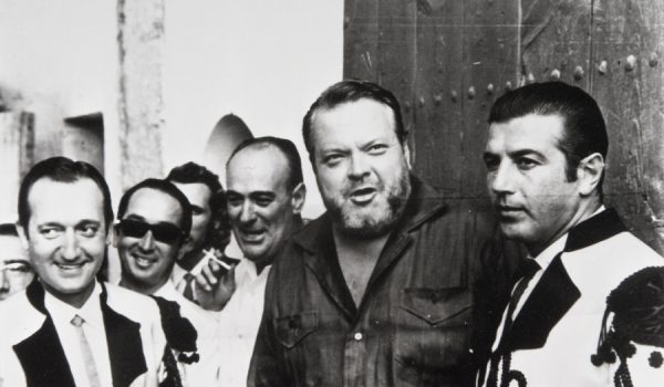 Welles, a la izquierda, acompañado por Antonio Ordóñez durante una de sus visitas a la Ciudad del Tajo.