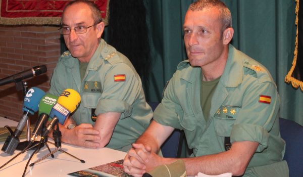 Martín Cabrero, a la izquierda, junto al Jefe Accidental del IV Tercio, Rafael Vida.