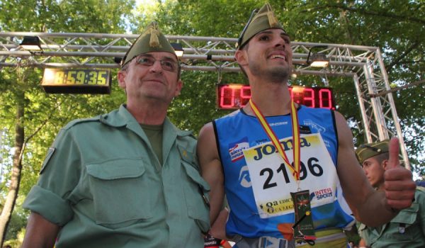 Anguita, junto al Jefe de la Brigada de La Legión, Martín Cabrero.