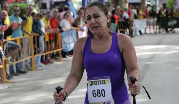 Noelia Alcaide, una de las últimas marchadoras en alcanzar la línea de meta.