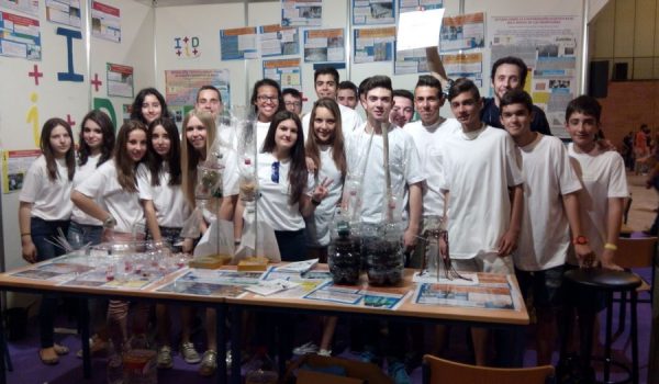 Alumnado del Instituto Martín Rivero durante la celebración de la Feria de la Ciencia.