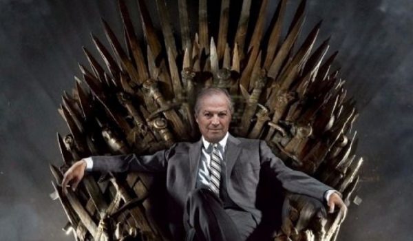 Marín Lara, sentado en el sillón de Juego de Tronos.