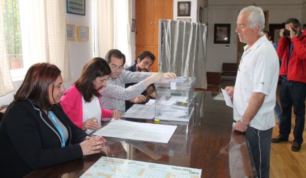 Imagen de una de las mesas electorales en el Colegio Juan Carrillo.