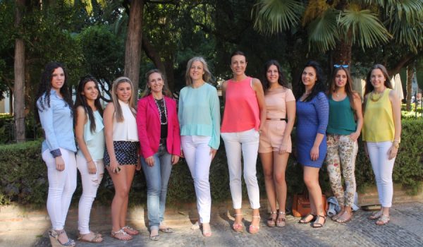 Las Damas Goyescas han posado junto a su Presidenta, la alcaldesa y la edil de Fiestas.