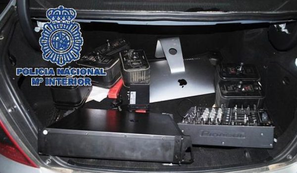 La Policía Nacional encontró en el maletero de un vehículo algunos de los artículos suspestamente robados.