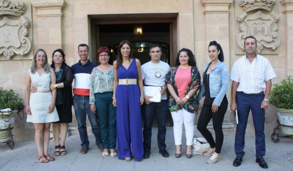 Foto de familia de los alcaldes pedáneos y al alcaldesa de Ronda.