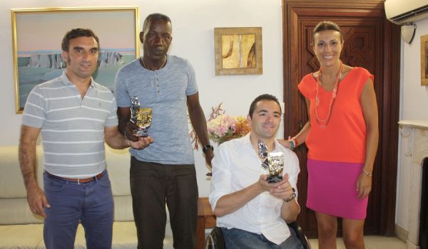 La alcaldesa ha recibido a los deportistas en el Consistorio.