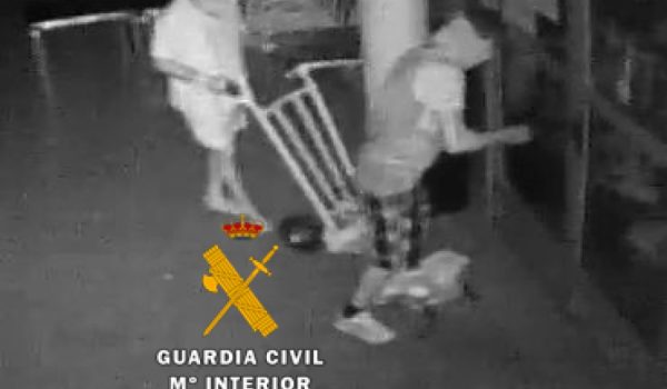 Imagen de los dos hombres durante uno de los robos.