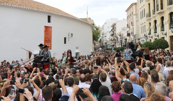 Entrada de los carruajes a la plaza de toros en la tarde del sábado.