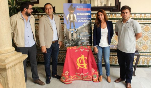 La delegada Concha Muñoz junto al Hermano Mayor de Los Gitanos, Rafael Muñoz, y los responsables del Círculos de Artistas.