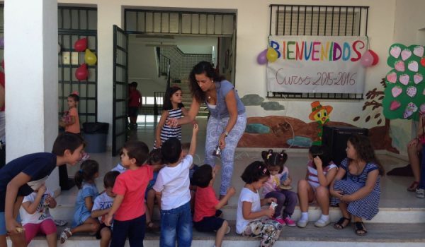 Alumnos del Colegio Martín Pinzón en su primer día de clase.