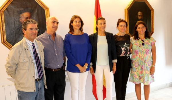 Miembros de la Asociación de Celíacos de Málaga, el Área Sanitaria Serranía de Ronda y el Ayuntamiento, junto a dos madres de niños celíacos.