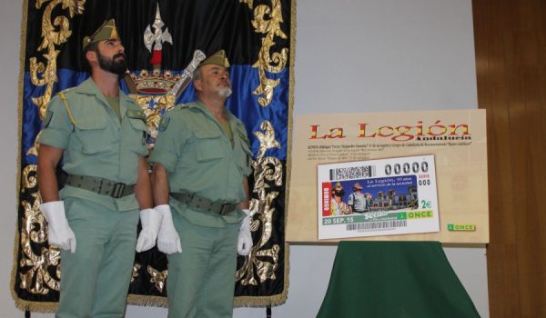 En la imagen del cupón aparecen el Teniente De Meer y el Comandante Holgado durante una parada militar.