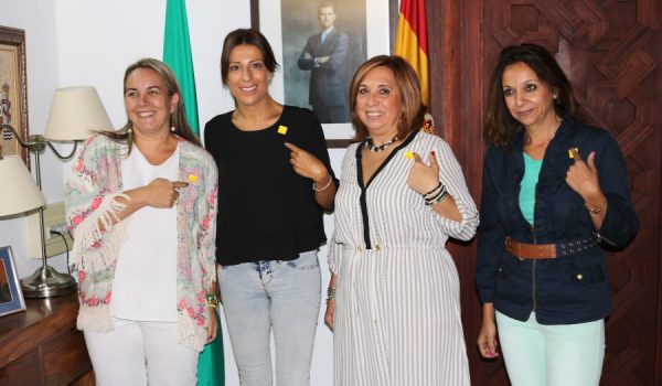 AROAL está repartiendo pósits para que quienes lo llevan no olviden a las personas que pierden la memoria.