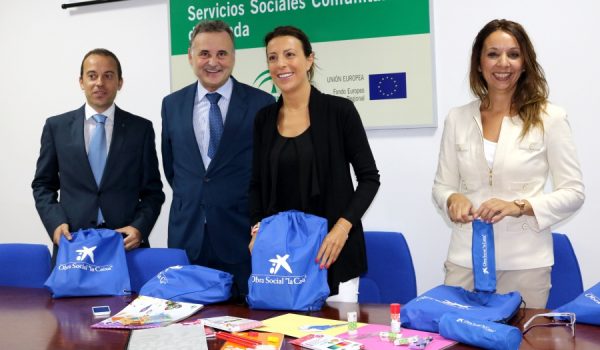 Los directores de las oficinas de la CaixaBank en Ronda junto a la alcaldesa de Ronda y la delegada de Bienestar Social.