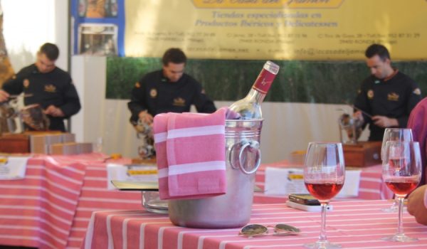 Los vinos locales han sido el principal reclamo de esta feria. Al fondo, los hermanos Corbacho cortando jamón.
