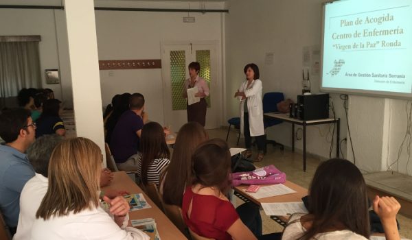 Los alumnos asisten a una sesión informativa antes de comenzar con el curso práctico.