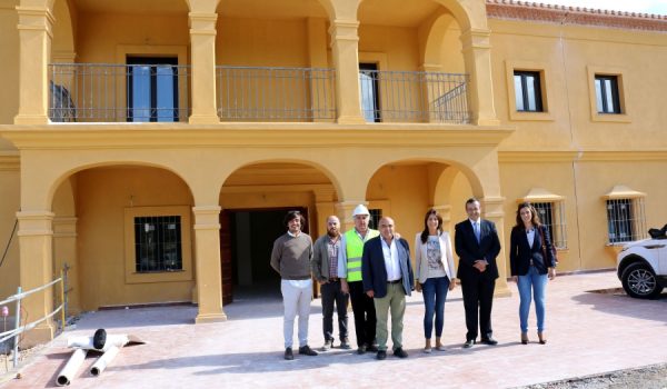 Las instalaciones se encuentra en la Finca La Molinilla, en la carretera de El Burgo.