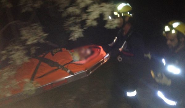 Imagen de la evacuación del joven, que fue trasladado al hospital de Ronda.