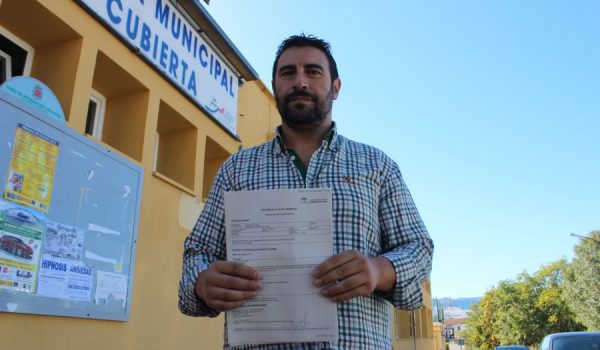 Carlos Rosado, del Club Waterpolo Ronda, con los informes médicos.