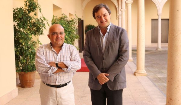 Cabello, a la derecha, junto al edil de Turismo.