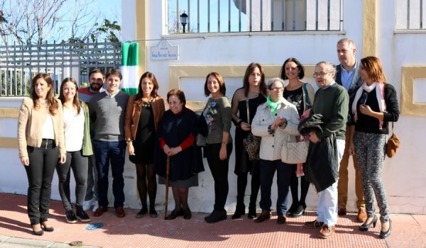 Adela Ramírez junto a familiares y amigos en la calle que desde hoy lleva su nombre.