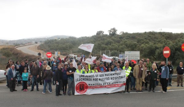 Los manifestantes en el acceso del nuevo hospital al término de la protesta.