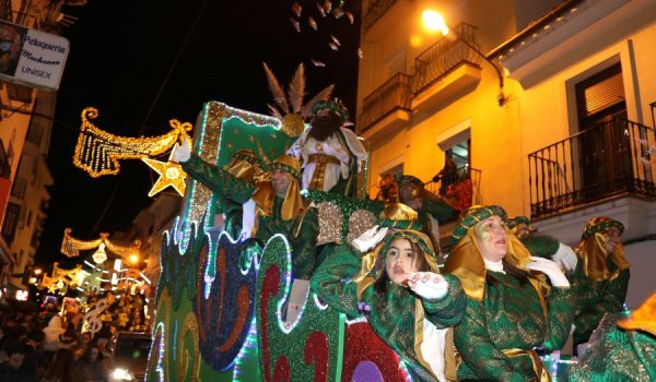 Carroza del Rey Gaspar durante la cabalgata a su paso por calle Espinel.