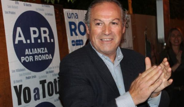 Antonio María Marín Lara durante la pegada de carteles de las elecciones locales.