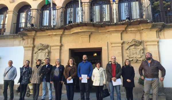 Los once ediles del futuro equipo de gobierno, ante el Consistorio rondeño