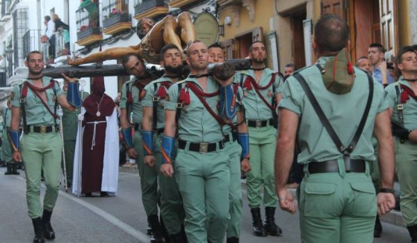 El Cristo de la Buena Muerte, portado por Caballeros Legionarios.