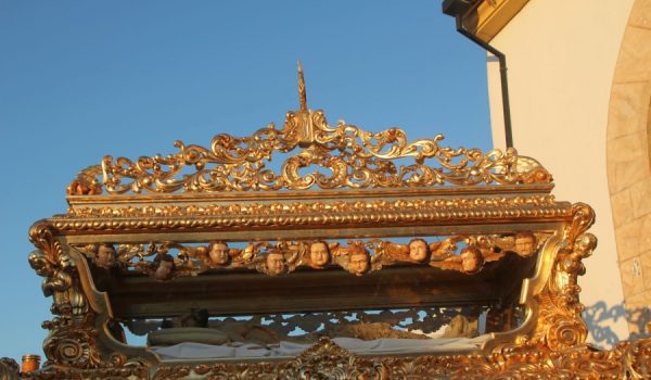 La urna sobre la que yace Cristo pesa más de 3.800 kilos